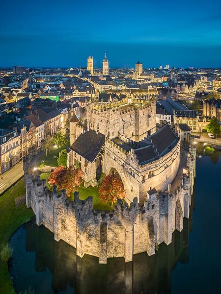 Schloss Gravensteen mit der Altstadt im Hintergrund, Gent, Belgien von Michael Abid