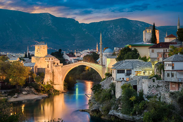 Alte Brücke bei Sonnenuntergang in Mostar, Bosnien und Herzegowina von Michael Abid