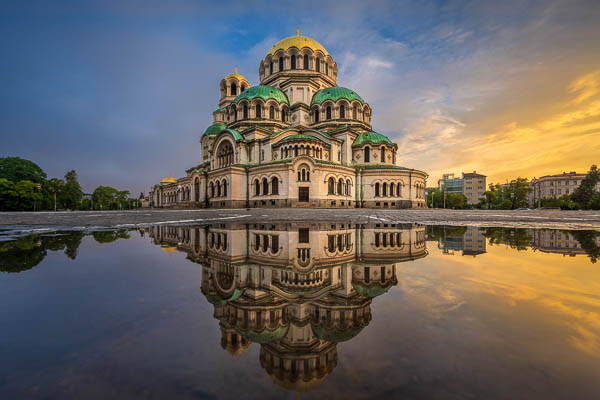 Die Alexander-Newski-Kathedrale mit Spiegelung in einer Regenpfütze in Sofia, Bulgarien von Michael Abid