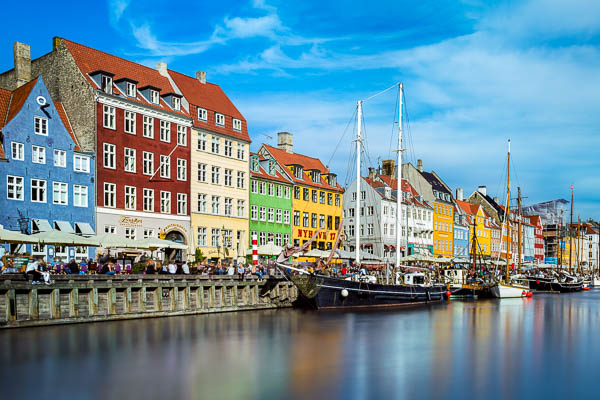 Nyhavn in Kopenhagen, Dänemark an einem sonnigen Tag von Michael Abid