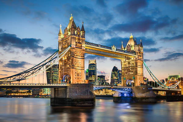 Tower Bridge in London, England zum Sonnenuntergang von Michael Abid