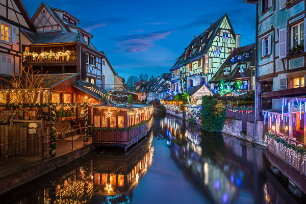 Altstadt von Colmar, Frankreich mit Weihnachtsbeleuchtung bei Nacht von Michael Abid