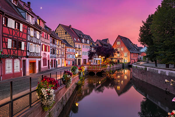 Sonnenuntergang in der Altstadt von Colmar in Elsass, Frankreich von Michael Abid