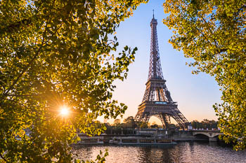 Herbstsonnenaufgang am Eiffelturm in Paris