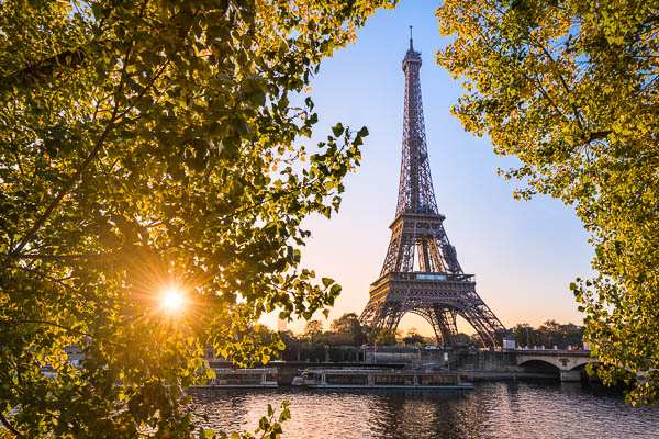 Herbstsonnenaufgang am Eiffelturm in Paris, Frankreich von Michael Abid