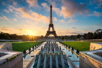 Sonnenaufgang am Springbrunnen vor dem Eiffelturm in Paris
