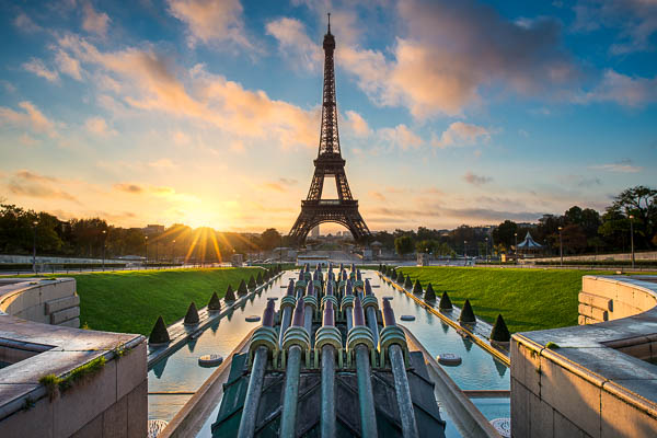 Sonnenaufgang am Springbrunnen vor dem Eiffelturm in Paris, Frankreich von Michael Abid
