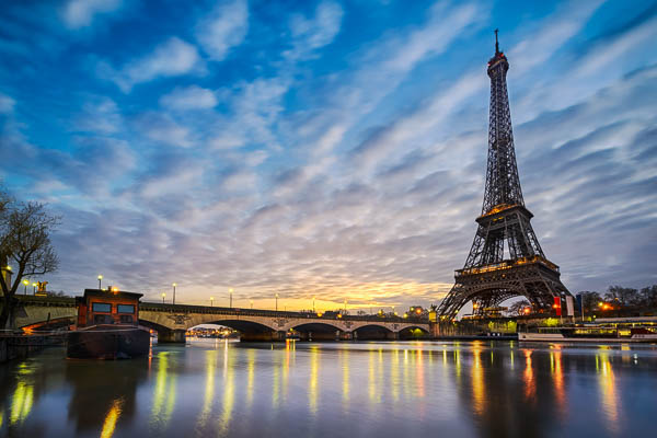 Sonnenaufgang am Eiffelturm in Paris, Frankreich mit Blick auf den Seine Fluss von Michael Abid