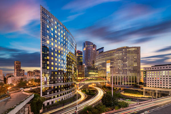 La Defense Geschäftsviertel bei Nacht in Paris, Frankreich von Michael Abid