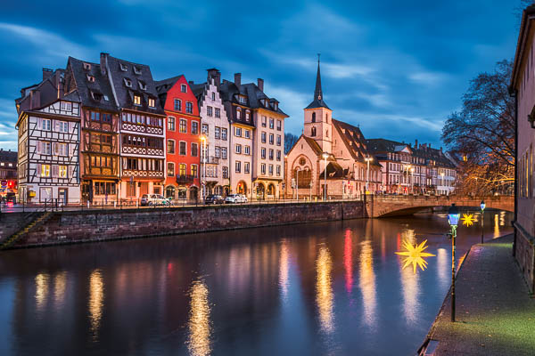 Altstadt von Straßburg, Frankreich mit Weihnachtsbeleuchtung von Michael Abid