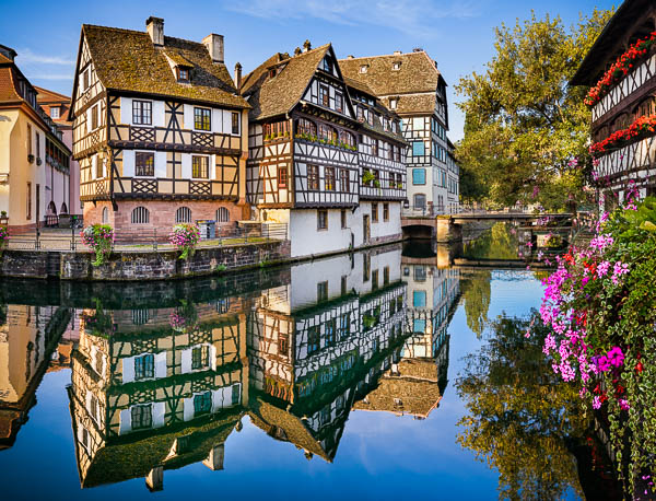 Petite France in der Altstadt von Straßburg, Frankreich an einem windstillen Morgen von Michael Abid