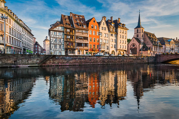 Altstadt von Straßburg, Frankreich bei Sonnenuntergang von Michael Abid