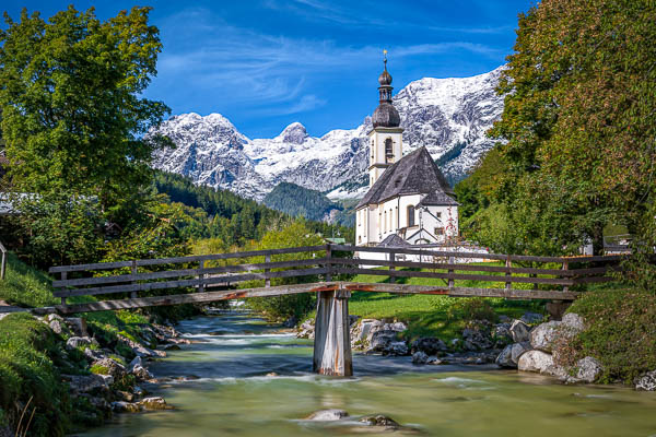 Kirche von Ramsau im Berchtesgadener Land in Bayern, Deutschland an einem sonnigen Tag von Michael Abid