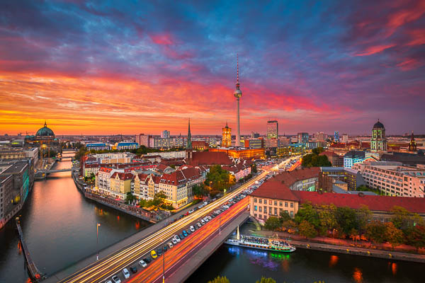 Skyline von Berlin, Deutschland mit dem Fernsehturm zum Sonnenuntergang von Michael Abid