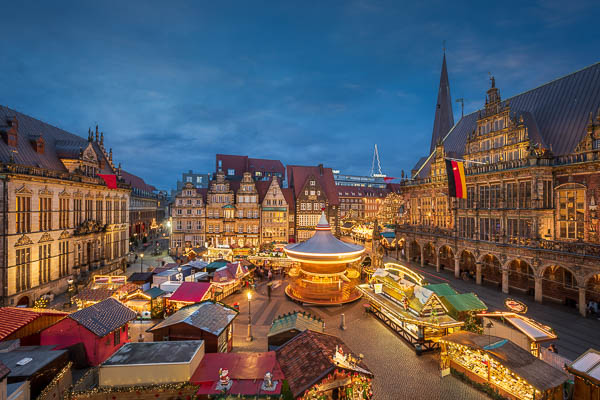 Christmas market in Bremen, Germany at night by Michael Abid