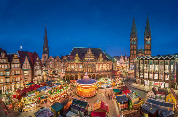 Christmas market in Bremen, Germany at night by Michael Abid