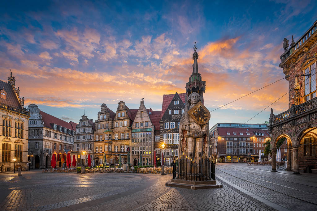 Historischer Marktplatz und die Roland-Statue in Bremen, Deutschland während eines intensiven Sonnenuntergangs von Michael Abid