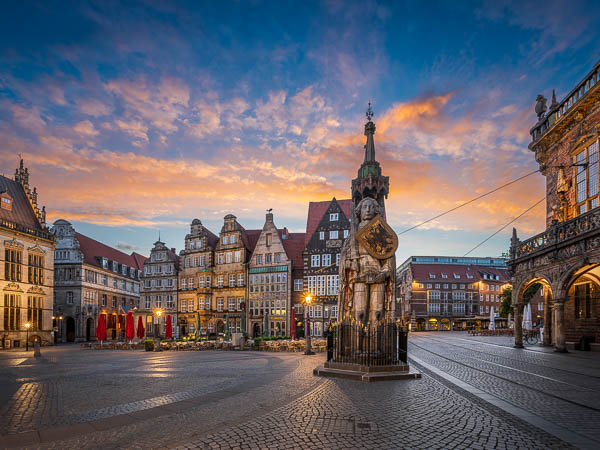 Historischer Marktplatz und die Roland-Statue in Bremen, Deutschland während eines intensiven Sonnenuntergangs von Michael Abid