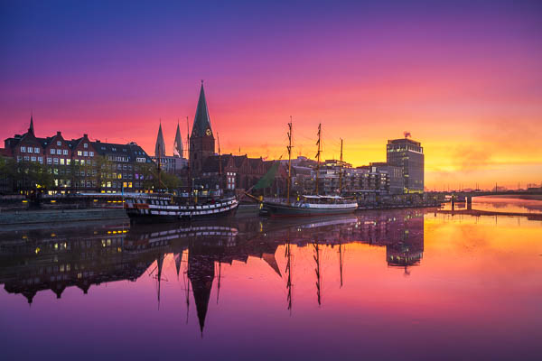 Sonnenaufgang an der Schlachte in der Altstadt von Bremen, Deutschland von Michael Abid