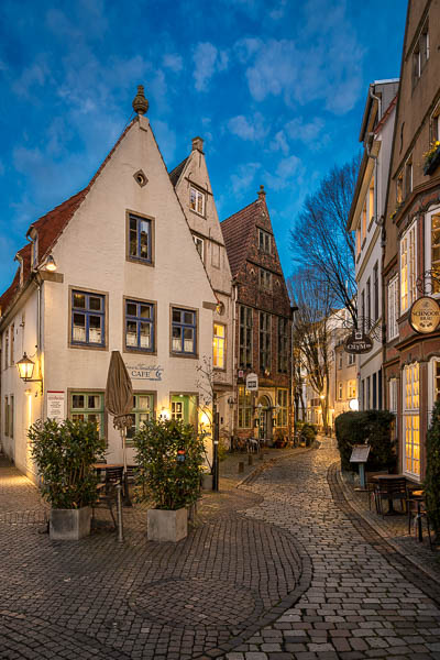 Historisches Schnoorviertel in Bremen, Deutschland bei Nacht von Michael Abid