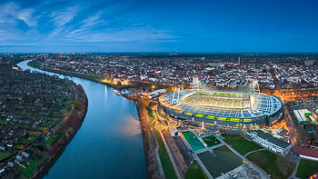 Weserstadion bei Nacht in Bremen