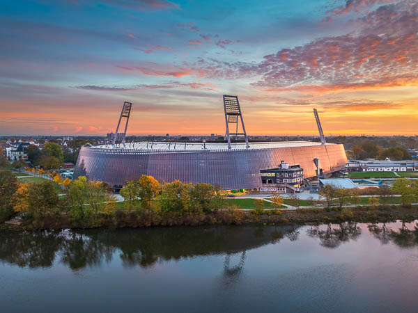 Luftaufnahme des Weserstadions in Bremen, Deutschland, bei einem Sonnenaufgang von Michael Abid