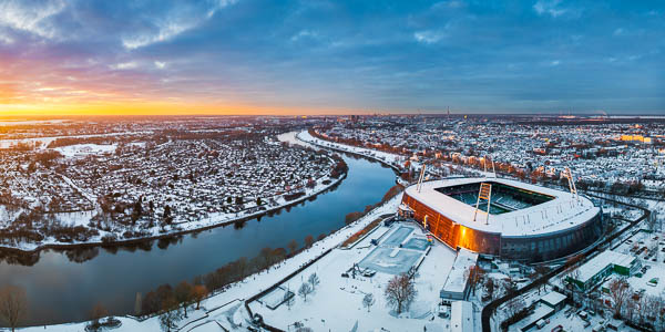 Panorama des Weserstadions in Bremen, Deutschland bei einem Wintersonnenuntergang von Michael Abid