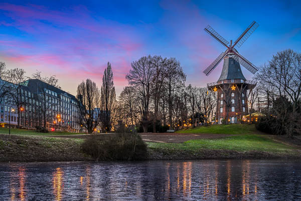 Winterlicher Sonnenuntergang an einer historischen Windmühle in Bremen, Deutschland von Michael Abid