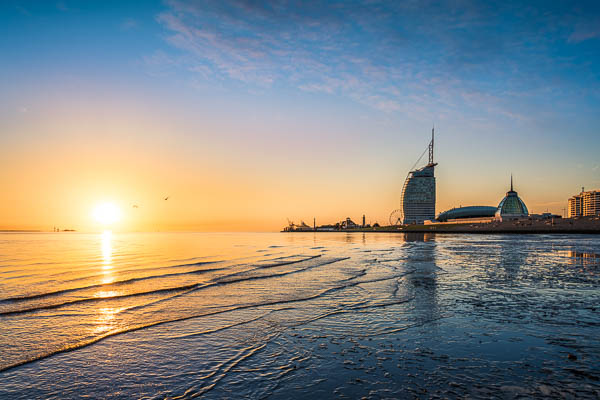 Sonnenuntergang an der Nordseeküste in Bremerhaven, Deutschland von Michael Abid