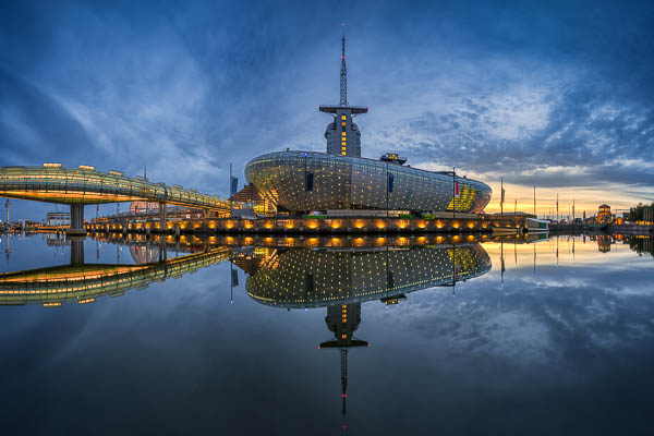 Klimahaus in Bremerhaven, Deutschland mit Spiegelung an einer windstillen Nacht von Michael Abid