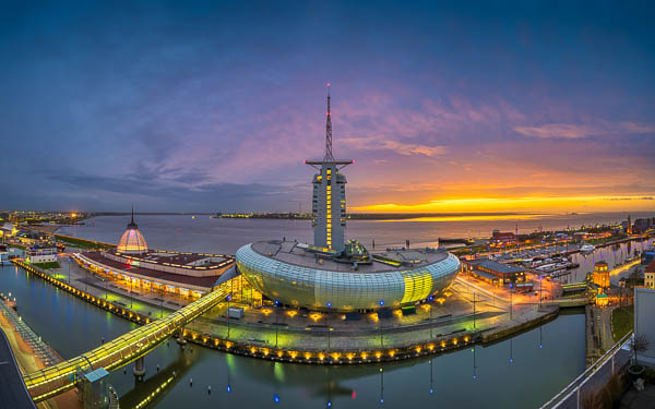 Panorama vom Klimahaus und vom Hafen in Bremerhaven, Deutschland bei Nacht von Michael Abid