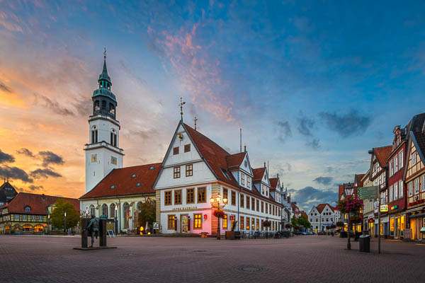Marktplatz von Celle, Deutschland bei Sonnenuntergang von Michael Abid