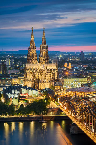Kölner Dom und Hohenzollernbrücke bei Nacht in Köln, Deutschland von Michael Abid