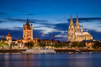 Altstadt und Kölner Dom bei Nacht