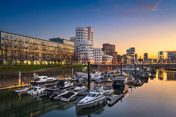 Medienhafen in Düsseldorf bei Sonnenuntergang