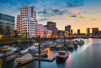 Medienhafen in Düsseldorf bei Sonnenuntergang