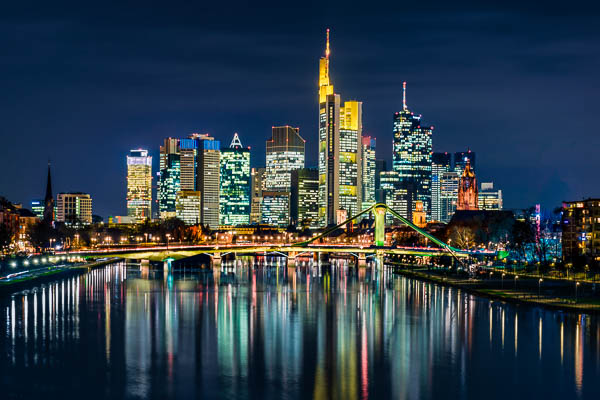 Skyline von Frankfurt am Main, Deutschland bei Nacht von Michael Abid