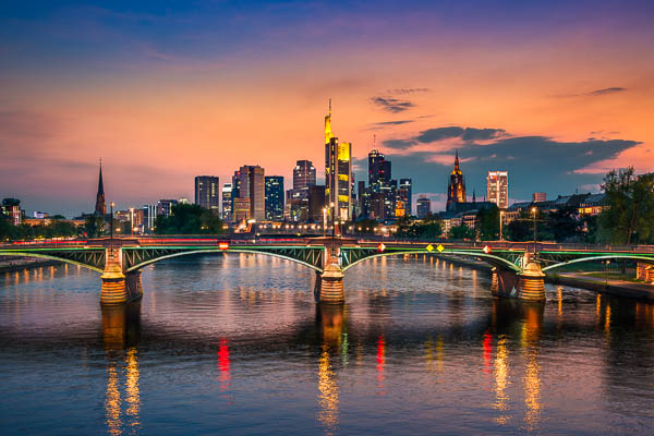 Skyline von Frankfurt am Main, Deutschland zum Sonnenuntergang von Michael Abid