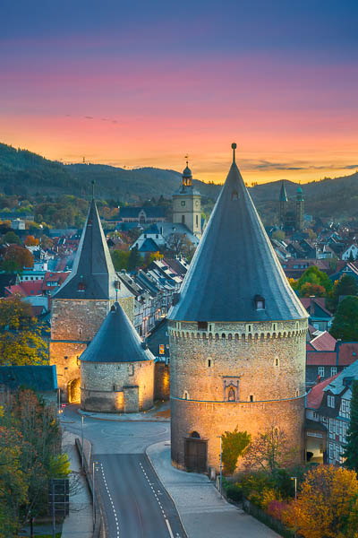 Das Breite Tor, ein erhaltenes Stadttor der mittelalterlichen Befestigungsanlagen, bei Sonnenuntergang in Goslar, Deutschland von Michael Abid