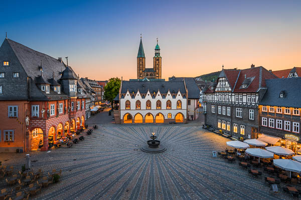 Sonnenuntergang auf dem Marktplatz in Goslar, Deutschland von Michael Abid