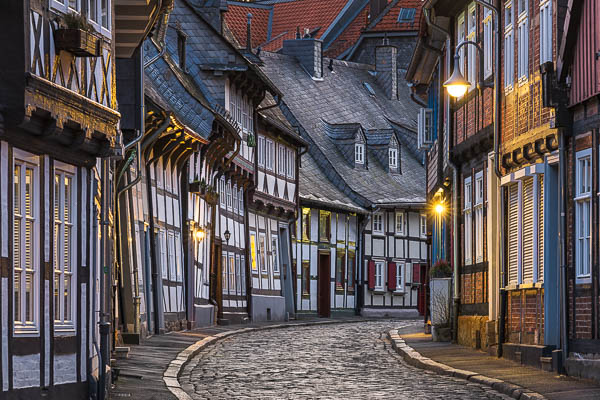 Historische Gebäude in der Altstadt von Goslar, Deutschland bei Nacht von Michael Abid