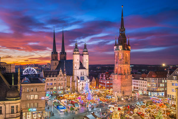 Skyline von Halle (Saale), Deutschland bei Nacht mit den berühmten fünf Türmen und dem Weihnachtsmarkt von Michael Abid