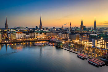 Skyline von Hamburg zum Sonnenuntergang