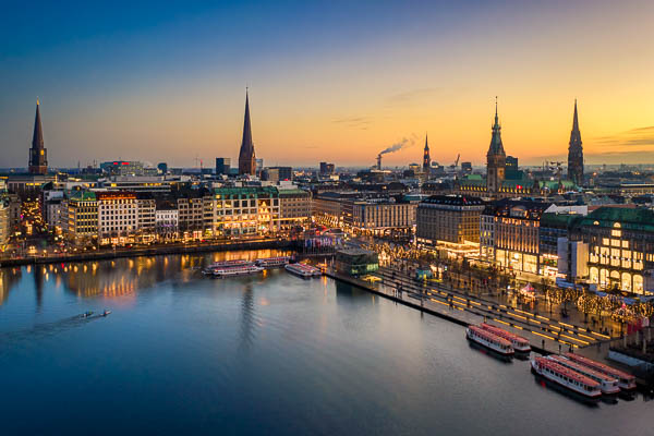 Skyline von Hamburg, Deutschland entlang der Binnenalster zum Sonnenuntergang von Michael Abid