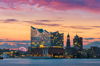 Elbphilharmonie und Michel in Hamburg