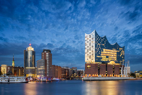 Nächtliche Skyline von Hamburg, Deutschland mit der berühmten Elbphilharmonie von Michael Abid