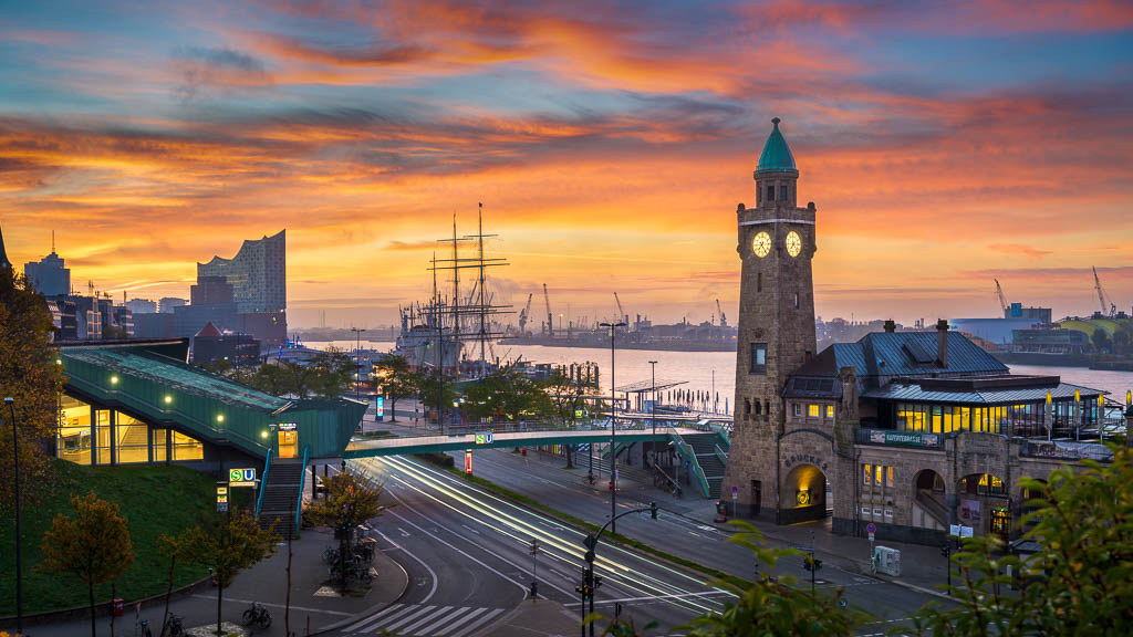 Sunrise at the Landungsbrücken in Hamburg