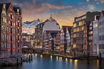 Nikolaifleet und Elbphilharmonie in Hamburg