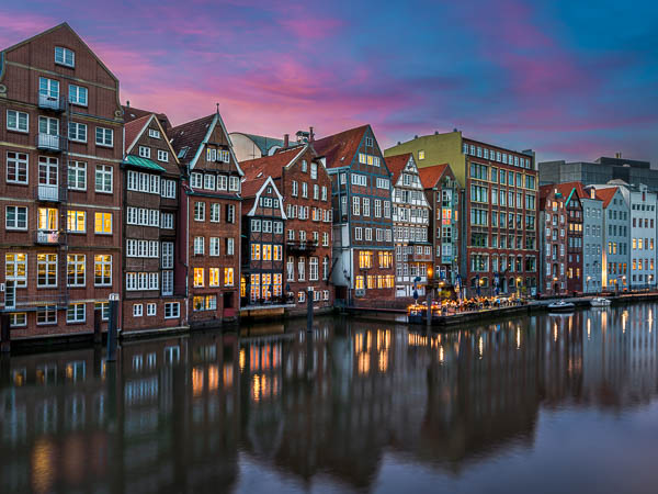 Sonnenuntergang am Nikolaifleet in Hamburg, Deutschland von Michael Abid