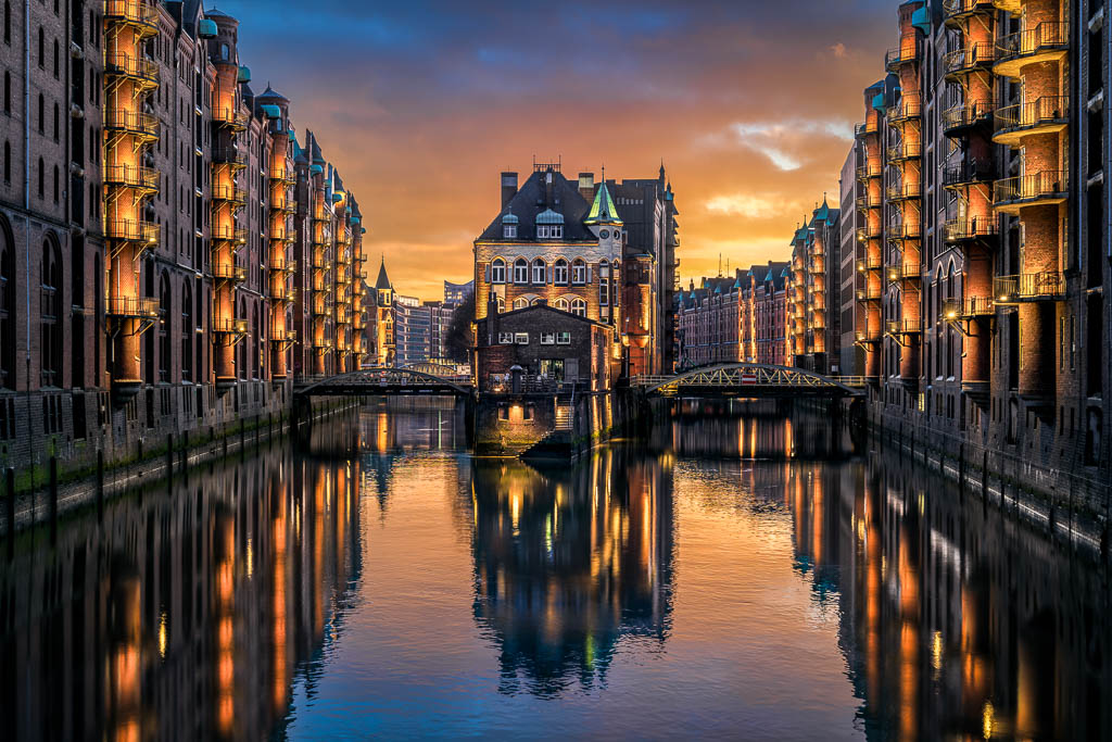 Historische Speicherstadt in Hamburg, Deutschland während eines farbenprächtigen Sonnenuntergangs von Michael Abid